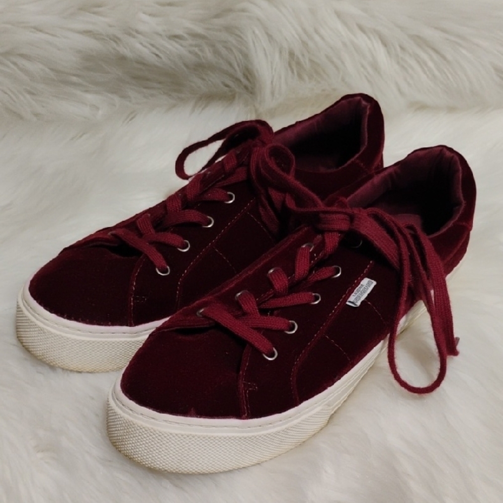 (#47) London Underground Red Velour Sneakers W Minimalist Design Sz.9 M